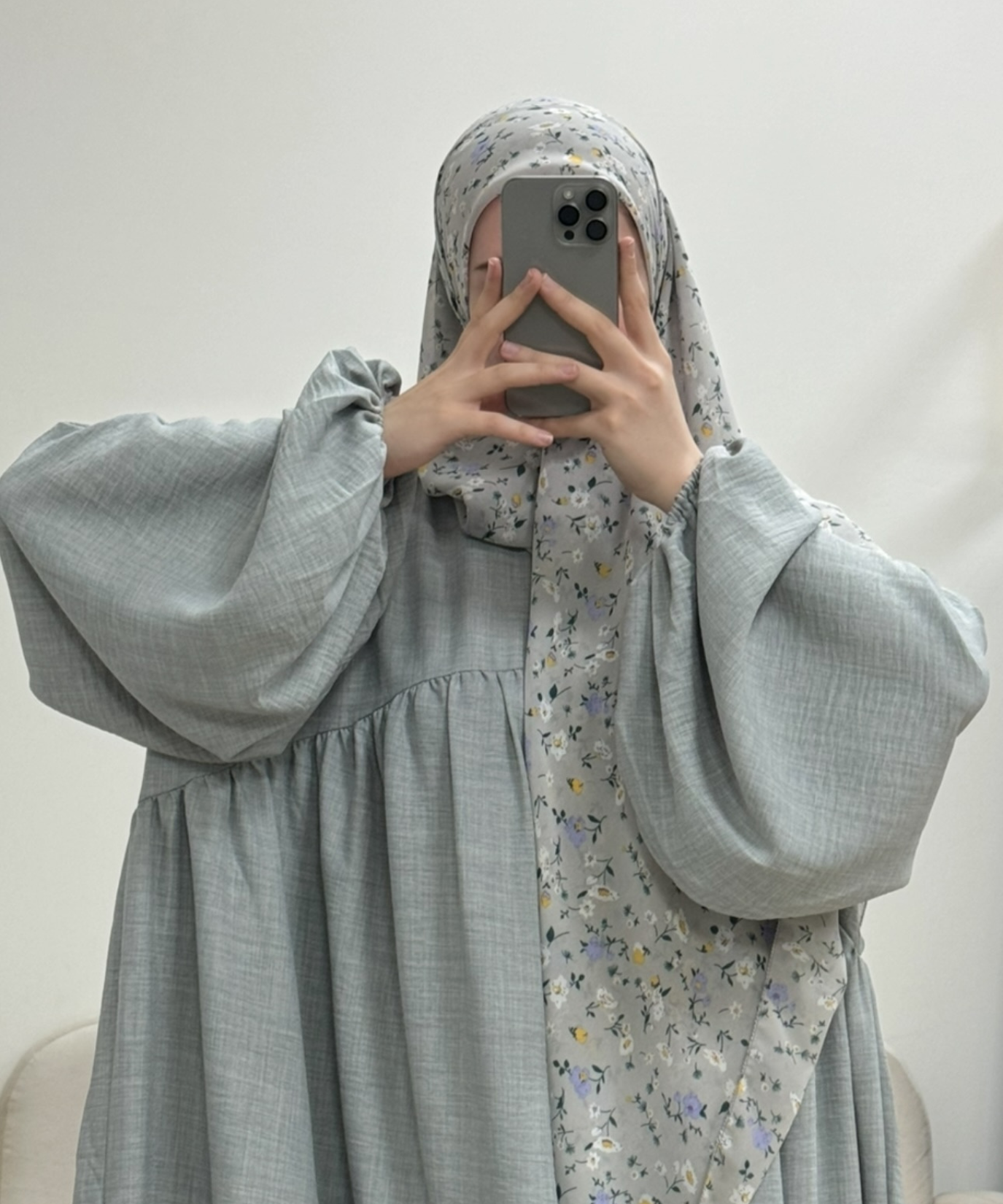 عباية  بلمسة عصرية محتشمة