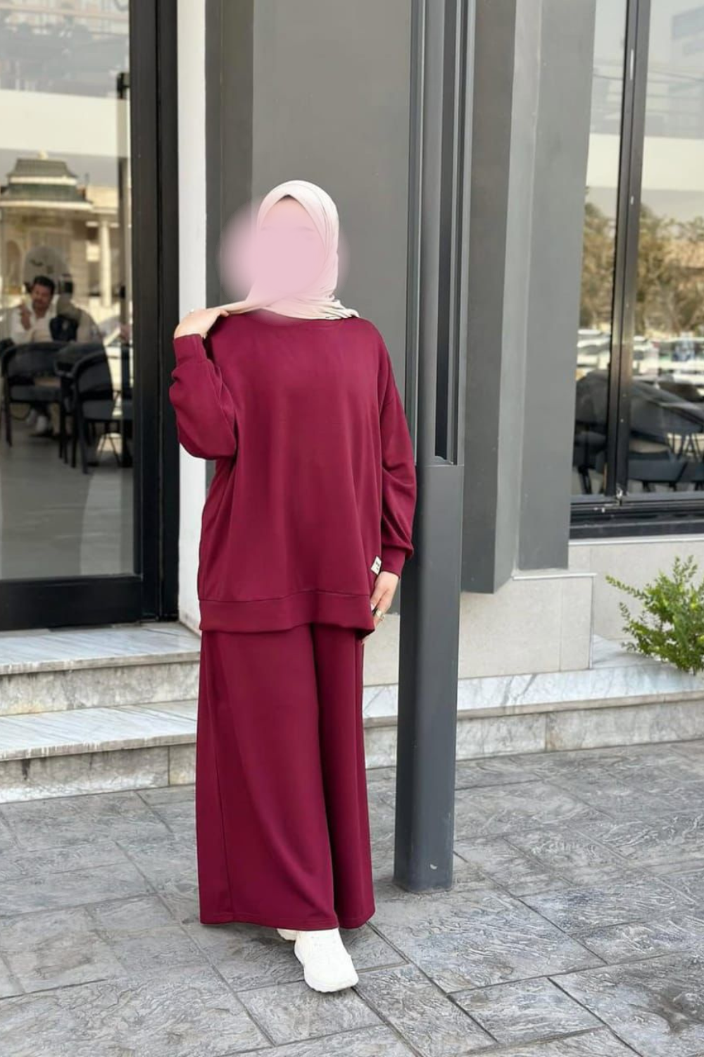 طقم نسائي محتشم بلون بني أنيق – تصميم عصري مريح