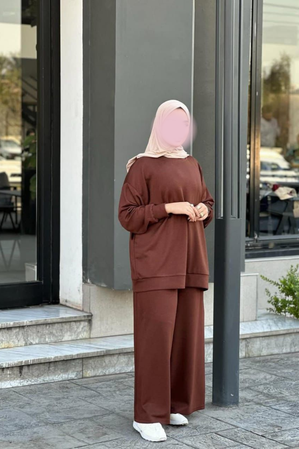 طقم نسائي محتشم بلون بني أنيق – تصميم عصري مريح