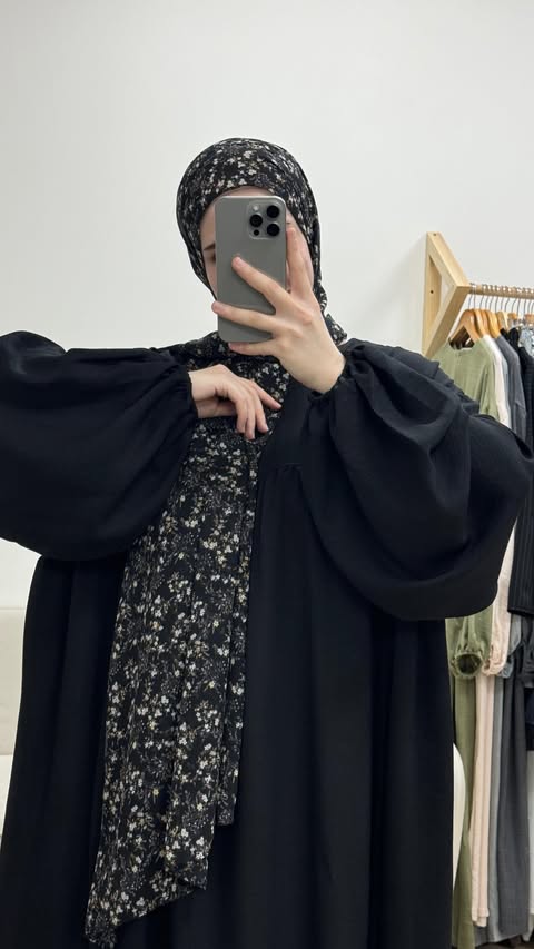 عباية  بلمسة عصرية محتشمة