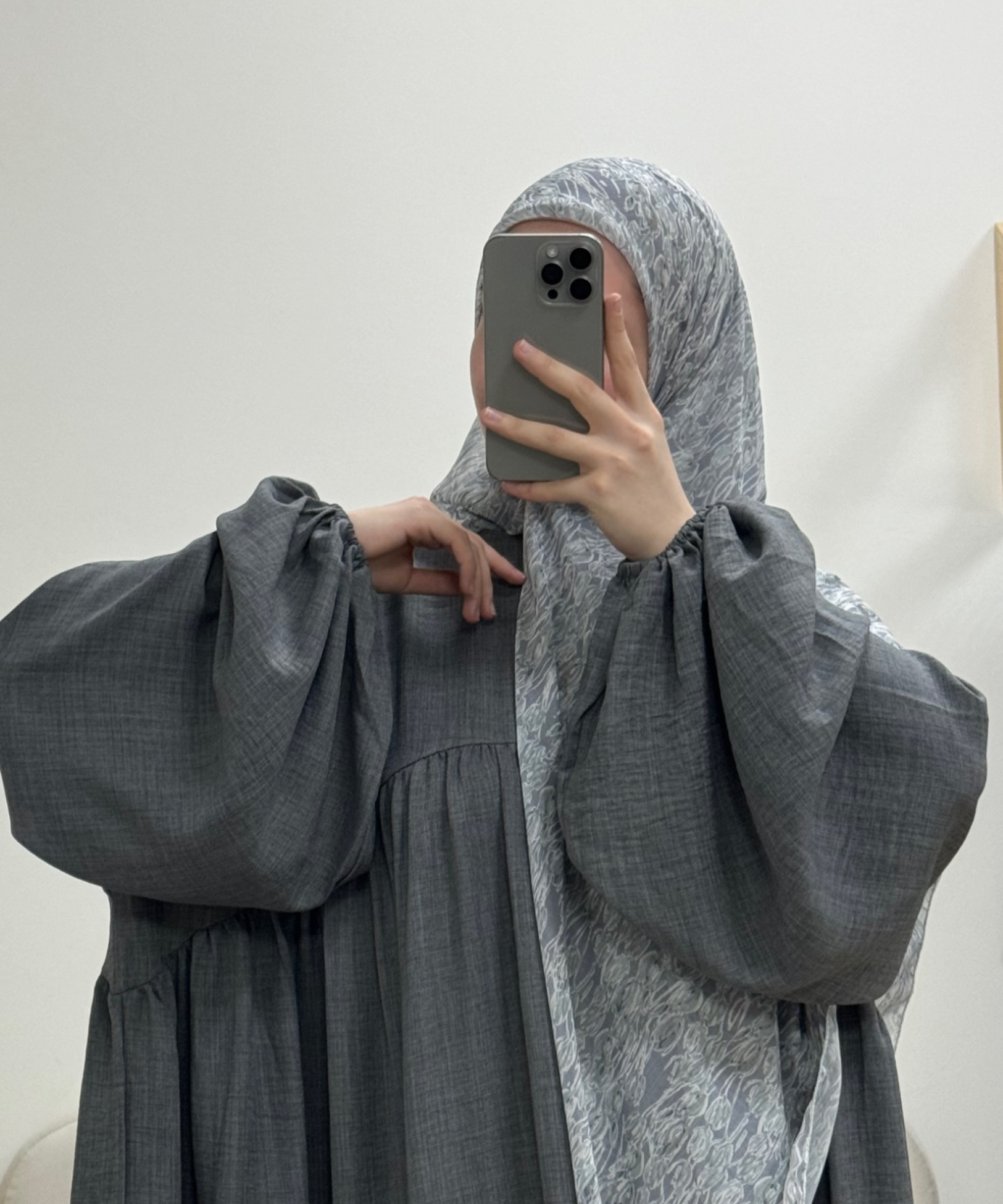 عباية  بلمسة عصرية محتشمة